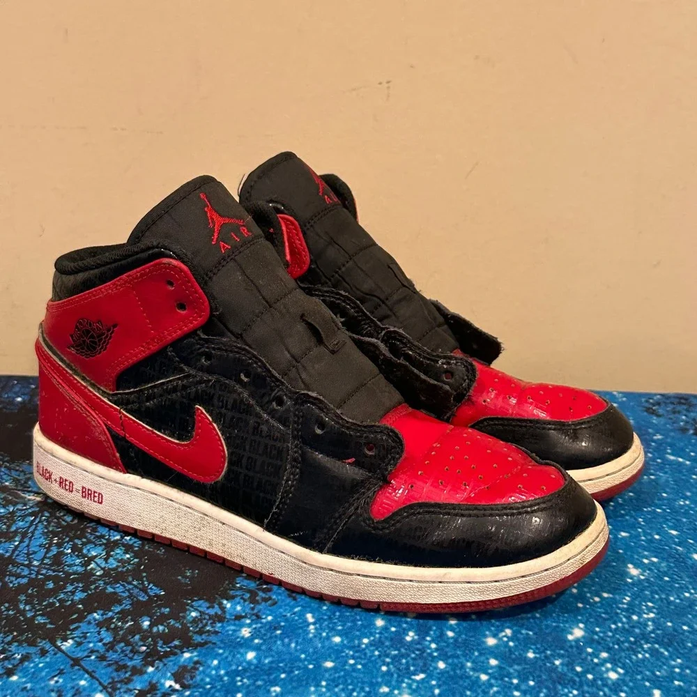 Jordan 1 Mid GS Bred Text Black Red White DM9650-001 Size 7Y Mens 7 Womens 8.5